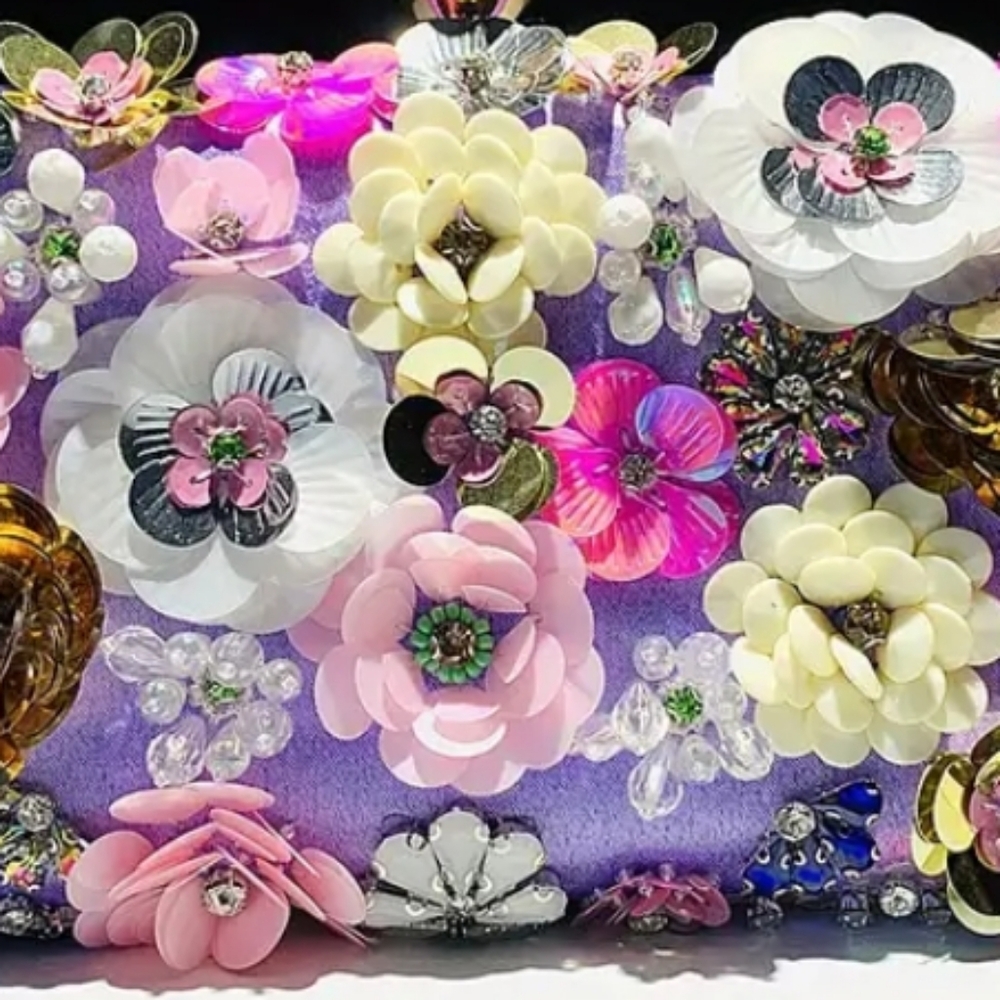 Stunning STATEMENT Clutch ~ 3D Beaded Flowers 🌸🏵 Rhinestones 💎, Metal Closure - Picture 4 of 9